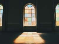 Licht fällt durch ein buntes Kirchenfenster